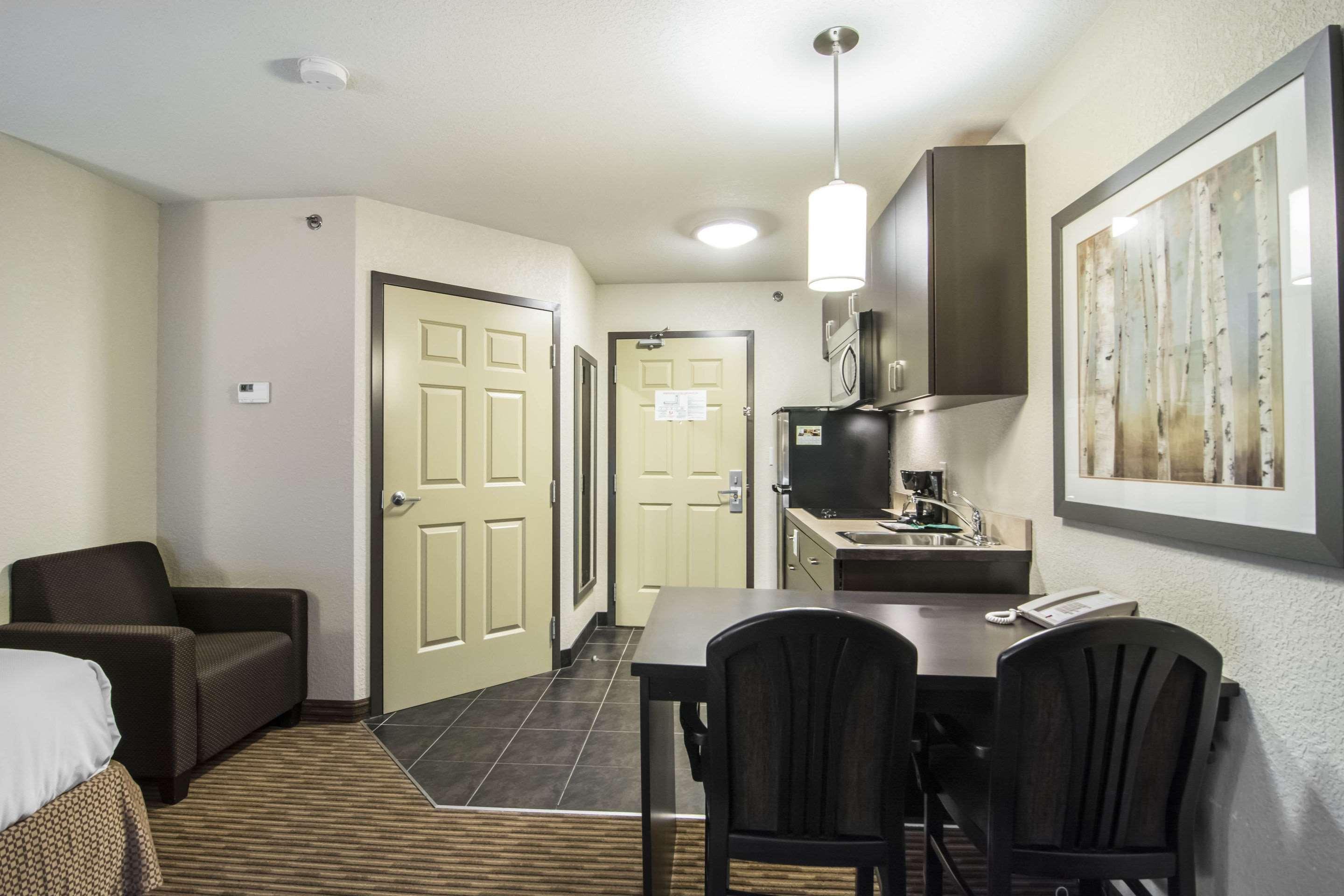 Quality Inn & Suites Thompson Buitenkant foto