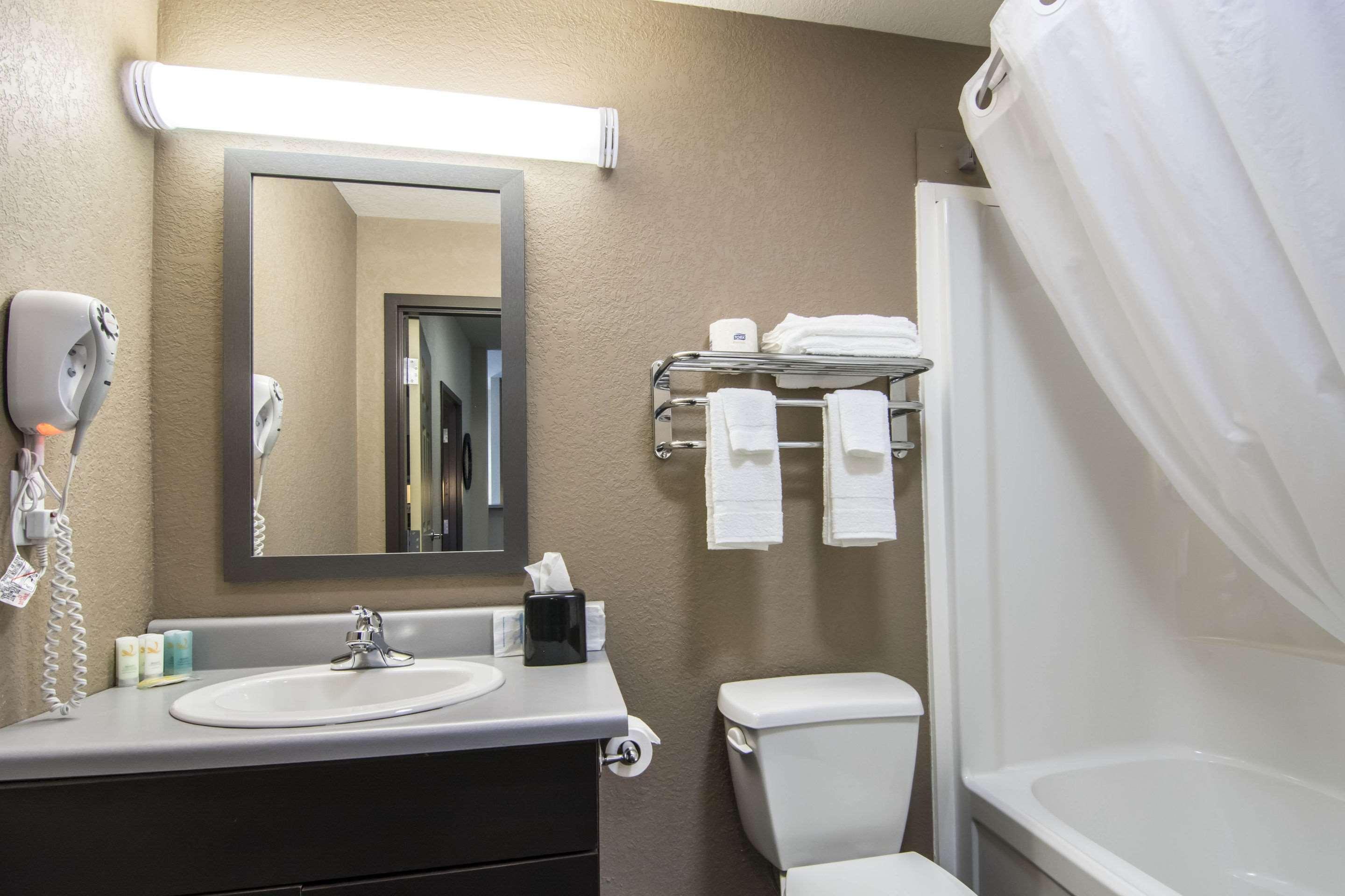 Quality Inn & Suites Thompson Buitenkant foto